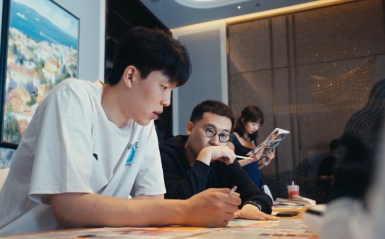 默默陪在身旁！杨瀚森和球鞋团队一起挑鞋时 女友也在一旁陪伴